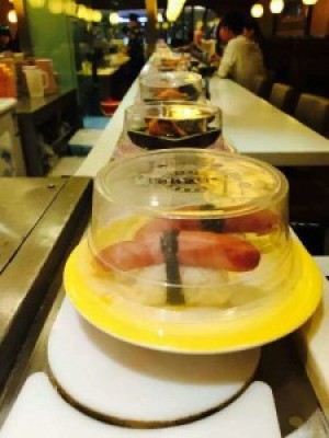 日本回转寿司,芥末要找服务员拿味重的那种！