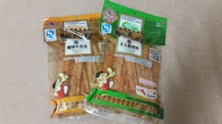 好久没吃了，买了两包！辣条！
