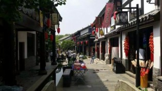 关山古镇…关公屯兵之地…全是新房子…三国主题…居然还有凤仪亭…