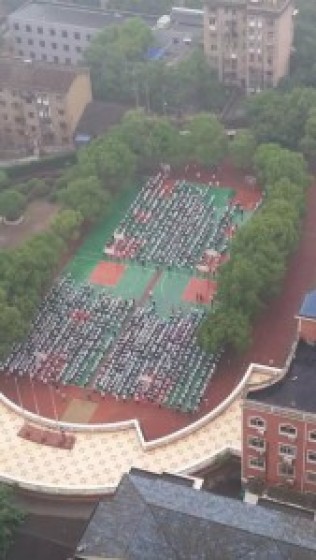 大清早升国旗，国旗下的讲话未免也太长了吧！吵到睡不着！哎！