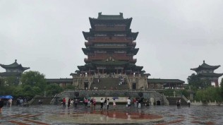 滕王阁虽然已经变成旅游符号，但思绪仿佛回到了那个对酒当歌的年代……