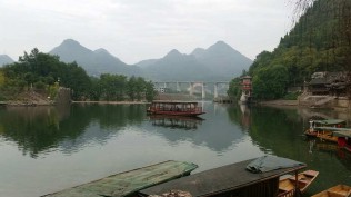 边城泛舟跨三省，古镇漫游寻翠翠。