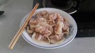 谁说我一个人在家不开火？除了煮泡面，这不还煮饺子吗？