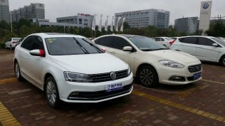 朋友的新车，和我没洗的车对比起来，真白！