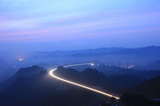 开了五个小时车，总算是到了洪江古商城……