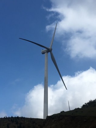 郴州有个仰天湖，曲折山路十八弯，上山下山车费劲，来来回回人紧张。