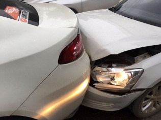 大清早被追尾，哎！烦