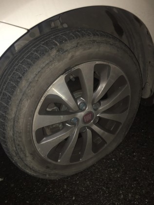 被坑给坑了，轮胎爆了。