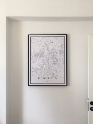 新买的画到了，挂上，好看。