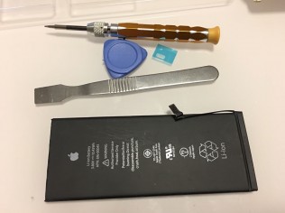 成功把iPhone拆了换下了新的电池……