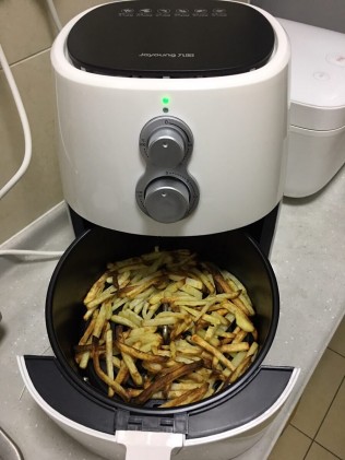 空气炸锅炸薯条，油没拌到的有点焦……