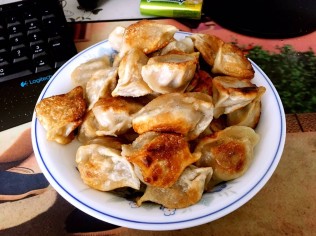 过节了不起啊！一个人在家做煎饺吃！