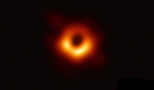 全球首张黑洞照片公布，证实爱因斯坦广义相对论的预言