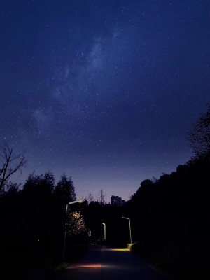 久违的夜跑，五分钟就跑不动了。慢慢来吧！