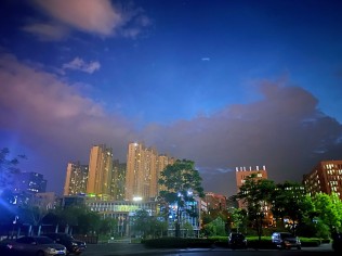 今天天空的颜色很少见。