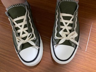 618拼多多买了双19.9的鞋，鞋带太长创意系法……