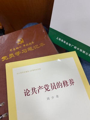 和社区支部的老党员们一起学习，传承红色基因弘扬延安精神。