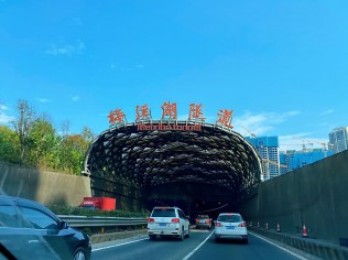 以为避开城区走高速上班会快点，没想到一样堵车而且还要交十多块钱过路费。