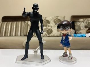 柯南和黑衣人手办，合影留念