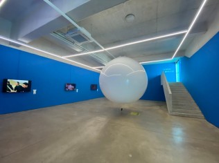 谢子龙艺术馆看展