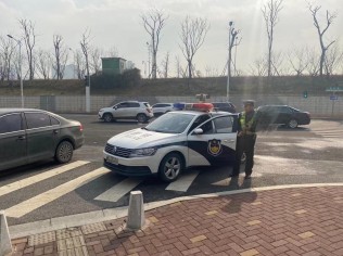 哼！就是他给我抄牌的！讲好话都不给我撤单。