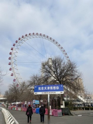 大街小巷穿插迂回……零下二度太阳出来了……