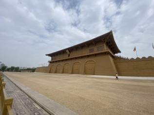 漫步唐朝大明宫迹，拼凑脑海千年旧景。