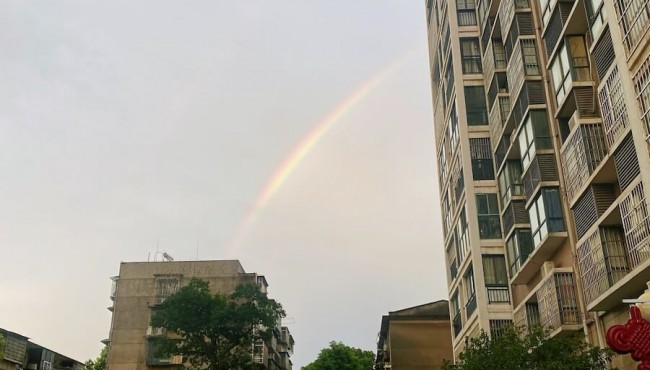 雨过天晴，天空挂着一轮彩虹。
