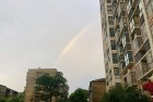 雨过天晴，天空挂着一轮彩虹。