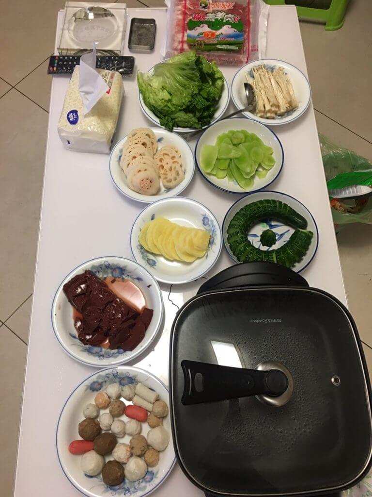 吃自制火锅，哈哈！