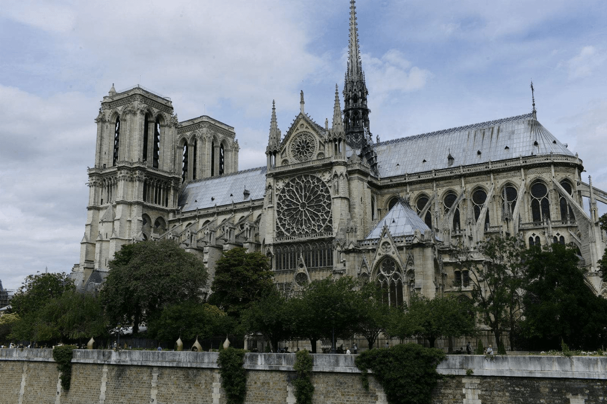 巴黎圣母院，2019年4月15日享年856岁，一场大火让电影《爱在黎明破晓前》里的赛琳娜说中了。