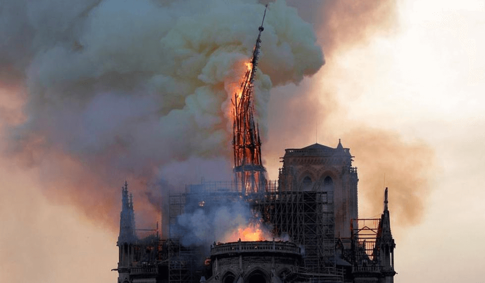 巴黎圣母院，2019年4月15日享年856岁，一场大火让电影《爱在黎明破晓前》里的赛琳娜说中了。