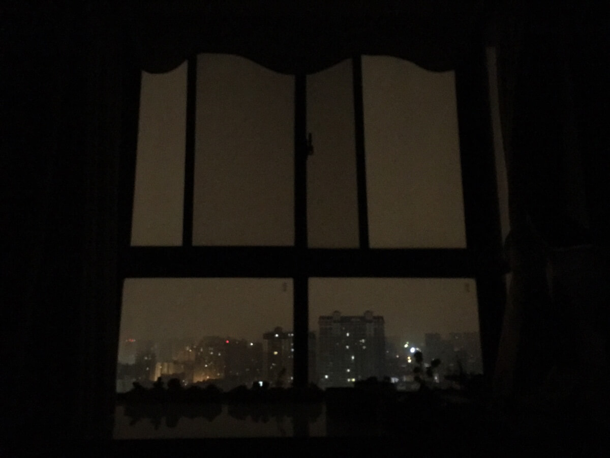 凌晨四点半，窗外蒙蒙亮。