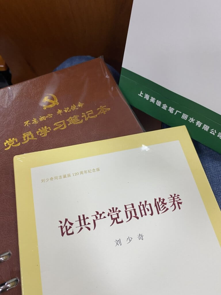 和社区支部的老党员们一起学习，传承红色基因弘扬延安精神。