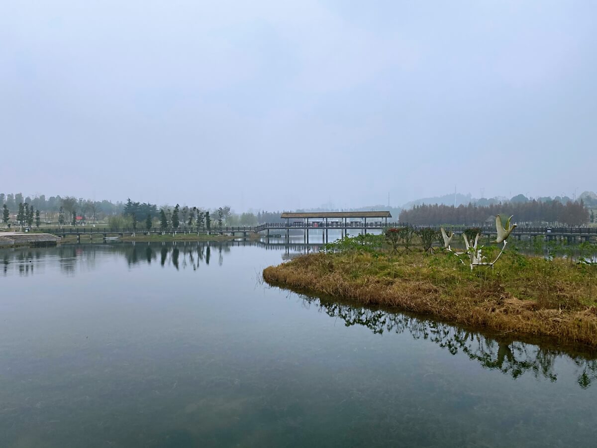 风萧萧，雾蒙蒙，松雅湖，景迷人。