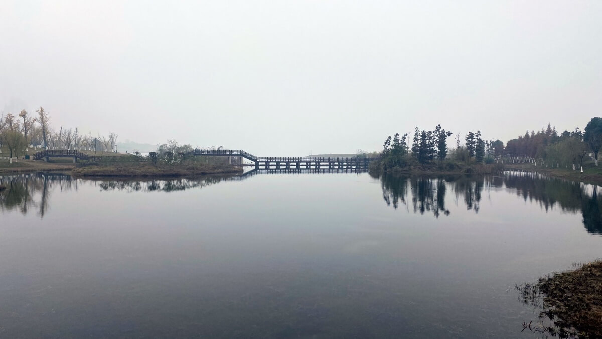 风萧萧，雾蒙蒙，松雅湖，景迷人。