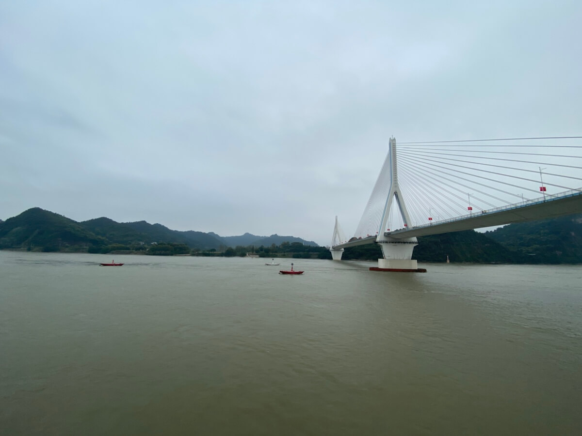 长江游轮逆水而上，葛洲大坝水涨船高。