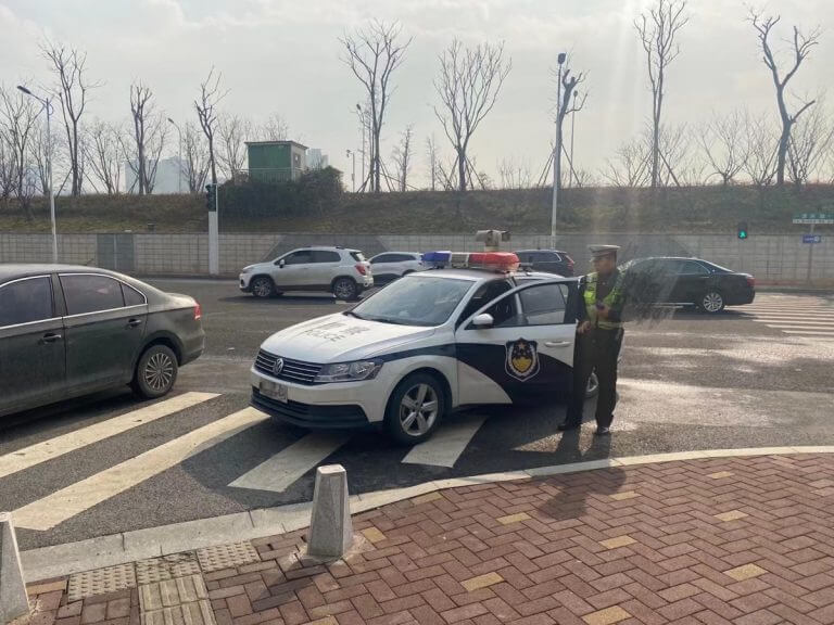 哼！就是他给我抄牌的！讲好话都不给我撤单。