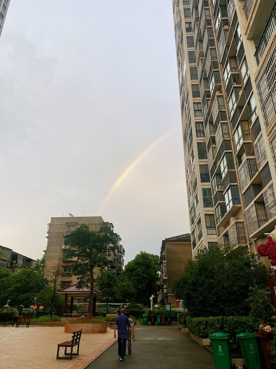 雨过天晴，天空挂着一轮彩虹。